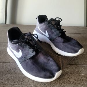 Nike Boys Black and White Sneakers